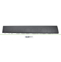 MOLDURA LATERAL INFERIOR CON CLIPS-NEGRA/GRANULADA-PUERTA TRASERA DERECHA