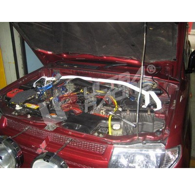 BARRA REFUERZO ULTRARACING MITSUBISHI PAJERO IO 98+ ULTRARACING DELANTERA SUPERIOR STRUTBAR