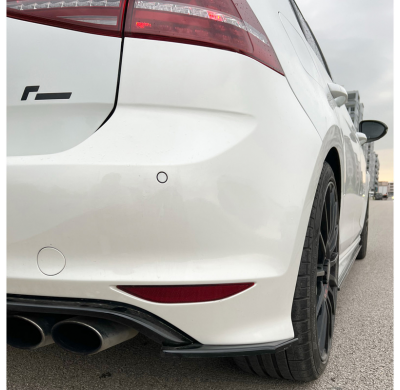 Difusores laterales traseros Oneway compatibles con Volkswagen Golf VII HB R 2013-2016 - Negro brillante