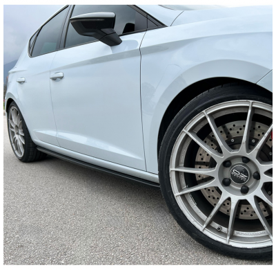 Faldones laterales Oneway Set aptos para Seat Leon (5F) HB/ST 2013-2020 - Negro brillante