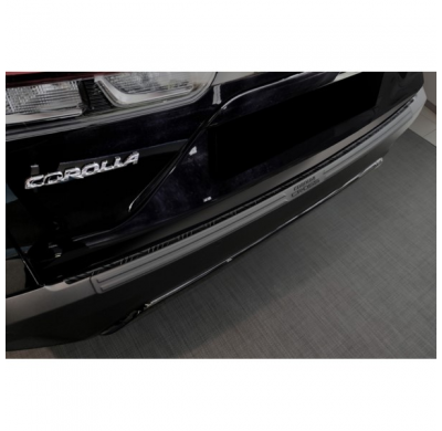 Protector de parachoques trasero de aluminio negro mate adecuado para Toyota Corolla Cross 2022- 'Riffled Plate'.