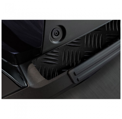 Protector de parachoques trasero de aluminio negro mate adecuado para Toyota Corolla Cross 2022- 'Riffled Plate'.